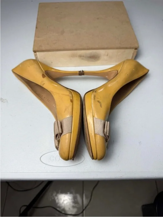 Salvatore Ferragamo Yellow
Patent Vara
Bow Peep Toe Platform Pumps Sz
6.5 - Picture 8 of 13
